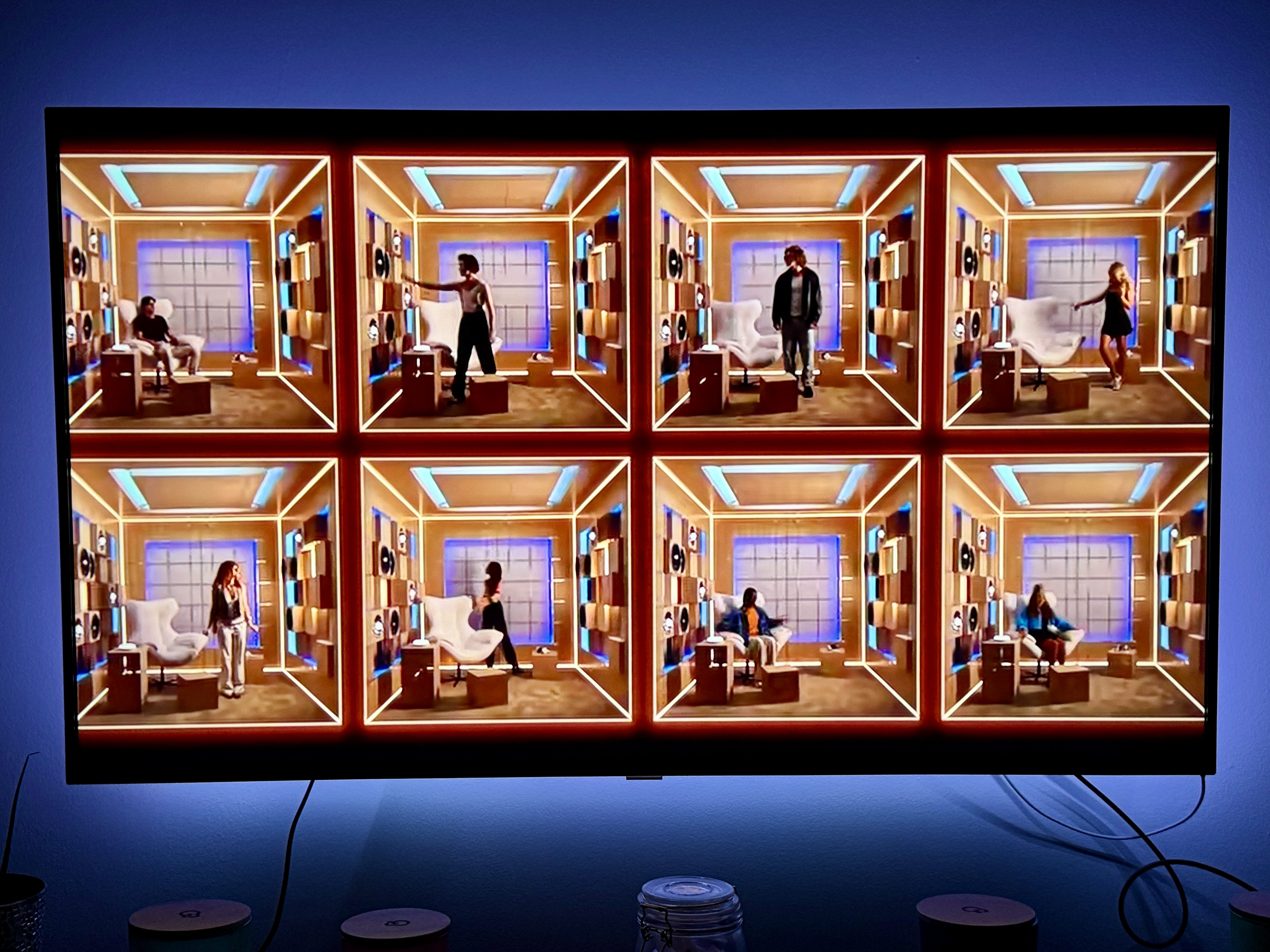 Musiker:innen in ihren Booths