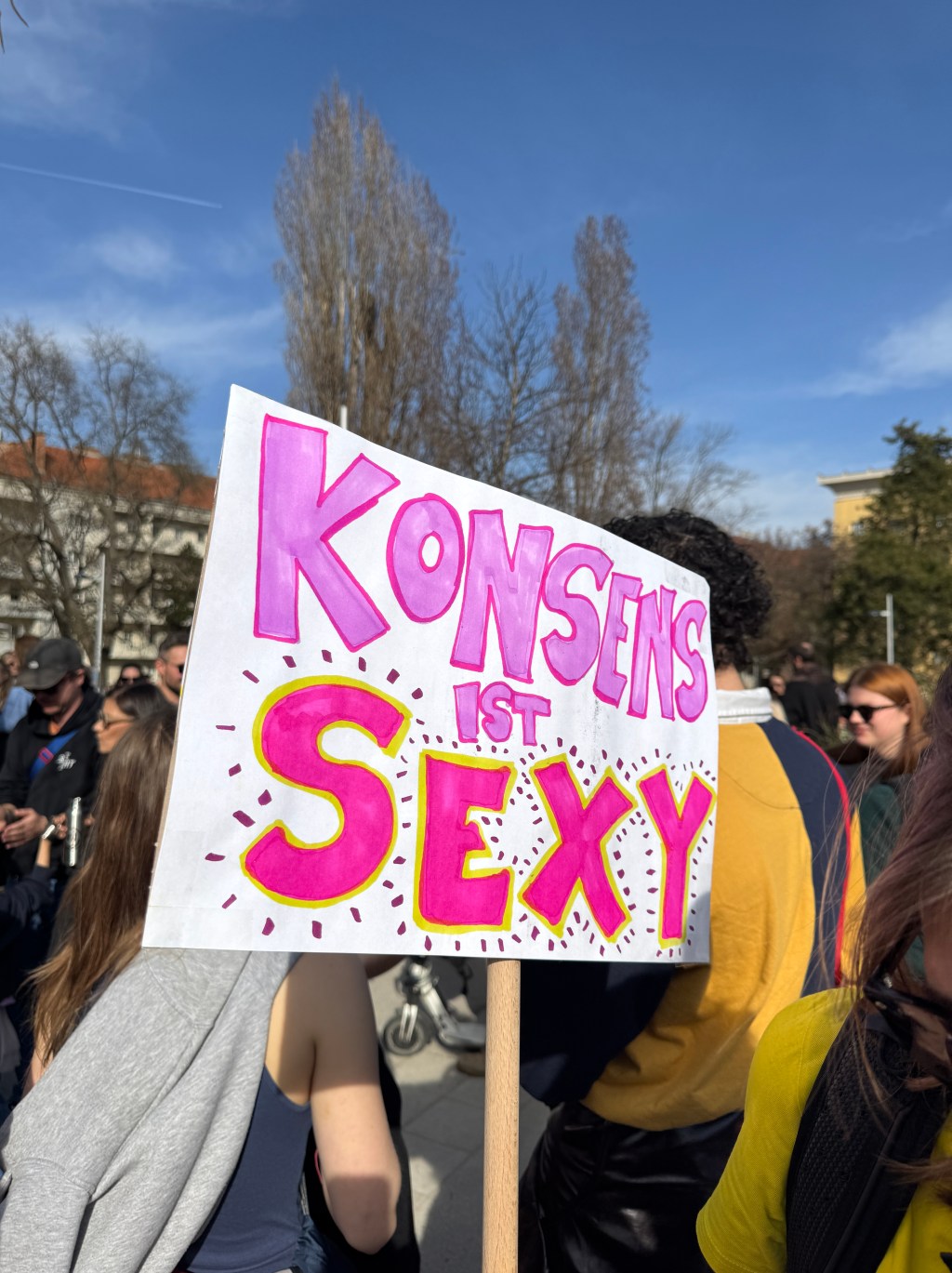 Demo am Weltfrauentag mit einem Schild "Konsens ist sexy
